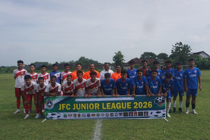 SINERGI: Kepala Desa Gadingmangu M Golkar (tengah kaos putih) bersama tim peserta dan wasit ASKAB PSSI Jombang saat pembukaan turnamen JFC di lapangan desa Gadingmangu.