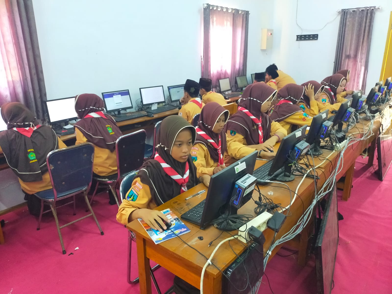 Siswa kelas 9 MTsN 15 Jombang saat menjalani kegiatan di lab komputer sekolah, (12/1).