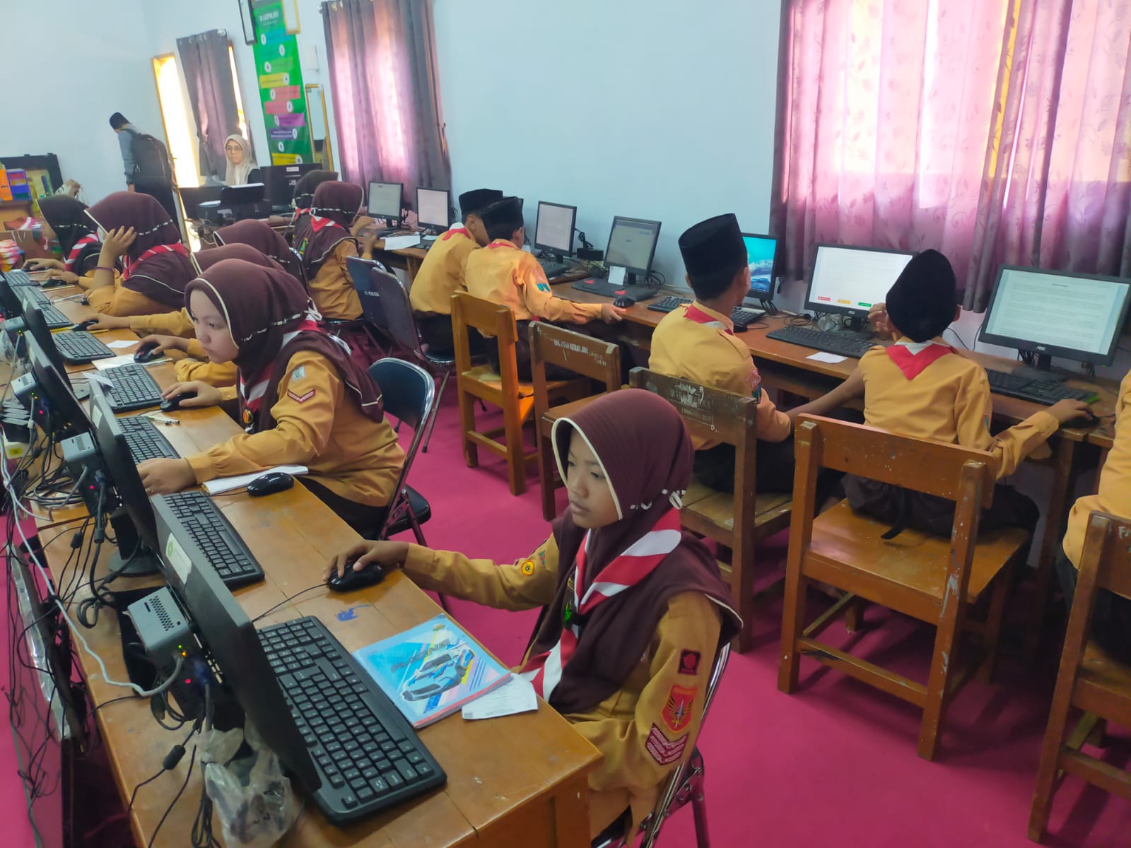 KONDUSIF: Siswa kelas 9 MTsN 15 Jombang saat menjalani kegiatan di lab komputer sekolah.