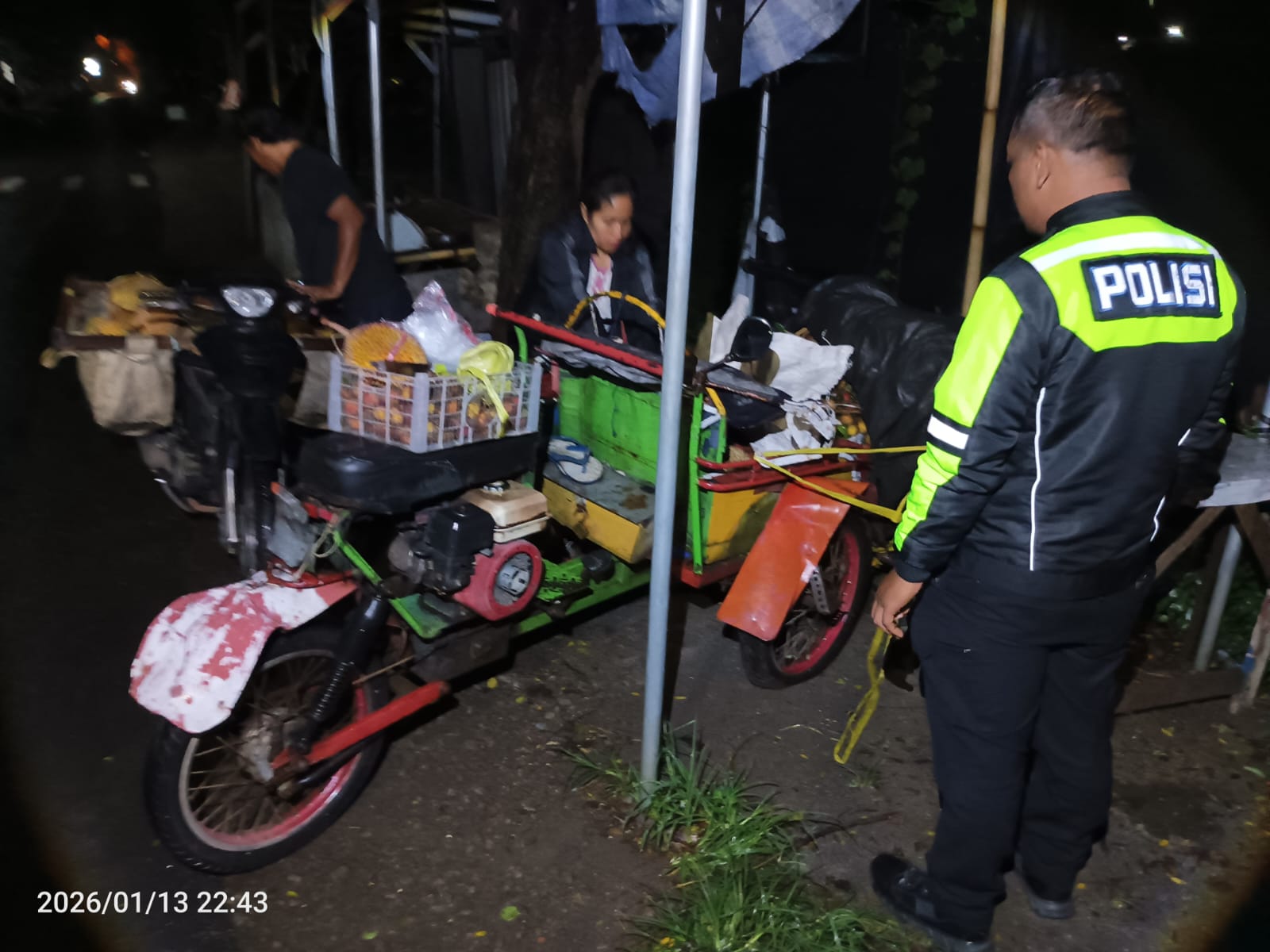 Kecelakaan beruntun melibatkan tiga kendaraan terjadi di Jalan Raya Sumobito, Dusun Jetis, Desa Mancilan, Kecamatan Mojoagung, Jombang Selasa (13/1) malam.