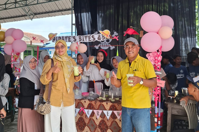 KREATIF: Kepala SMPN 2 Jogoroto, Jombang, Edy Purnomo, saat mengunjungi stan bazar ekonomi kreatif.