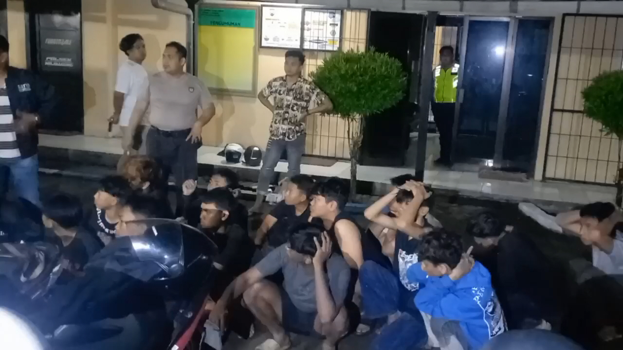 Belasan remaja asal Jombang dan Kediri diringkus petugas kepolisian di Mojoagung Jombang Jumat (16/1) dini hari.