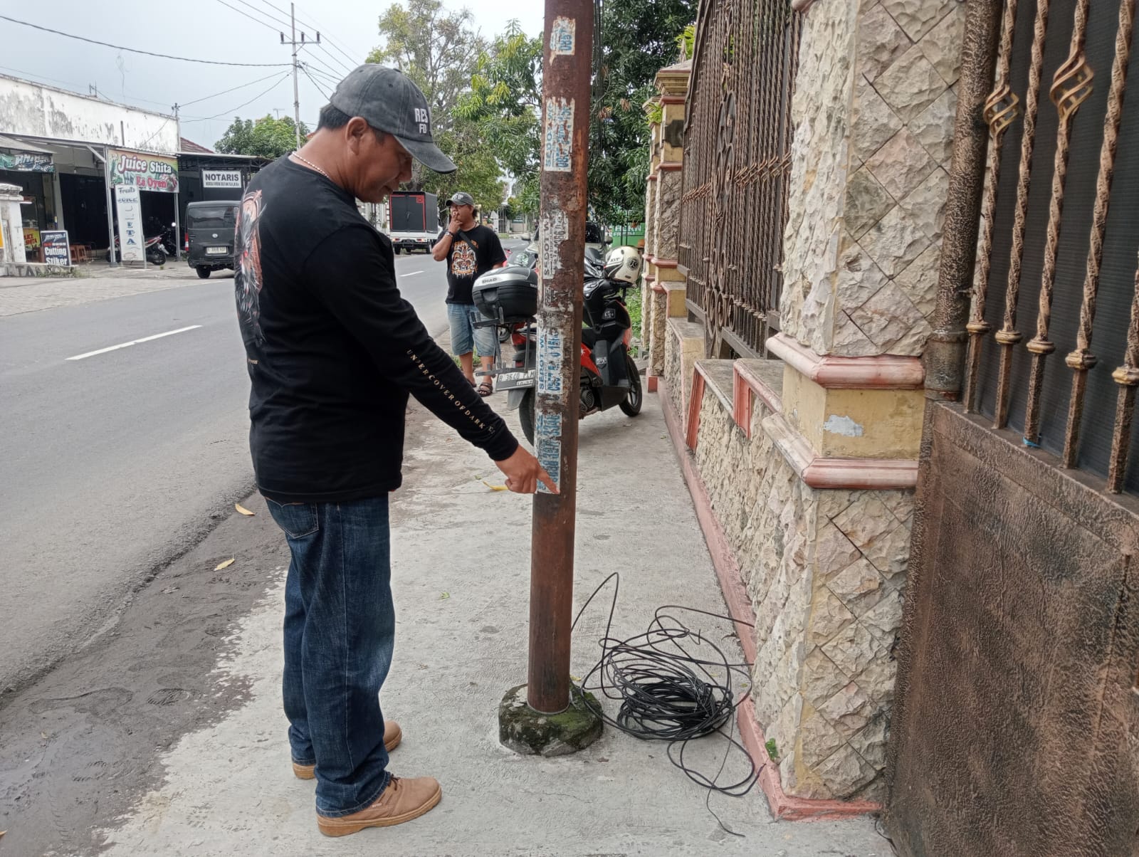 BERSERAKAN: Warga menunjukkan kabel internet putus di Desa Pulolor kecamatan Jombang, (15/1).