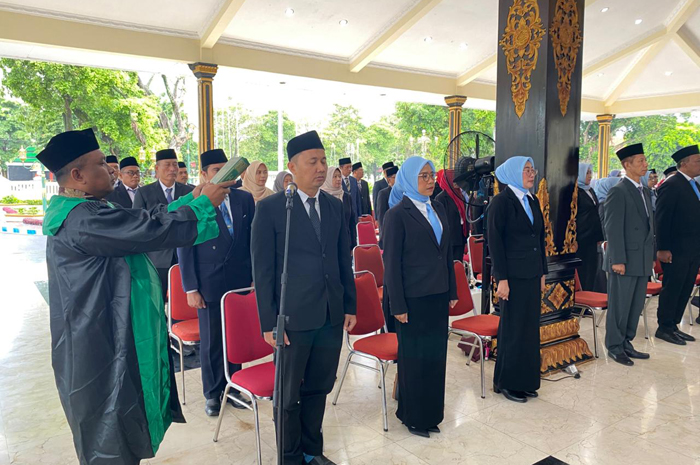 Sebanyak 84 pejabat manajerial resmi dilantik dan diambil sumpahnya di Pendopo Kabupaten Jombang, Kamis (15/1) sore.