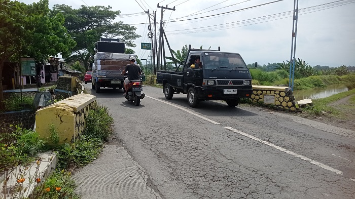 MENYEMPIT: Kondisi jembatan ruas Kalianyar-Selorejo di Desa Jarakkulon, Kecamatan Jogoroto, Jombang yang sebelumnya tak masuk dalam kegiatan pelebaran jalan.