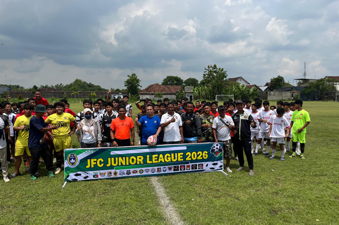 TELADAN: Wakil Ketua DPRD Jombang, HM Syarif Hidayatullah ST MMT (Gus Sentot), saat membuka JFC Junior League 2026 di lapangan Gadingmangu Perak, Minggu (11/1).