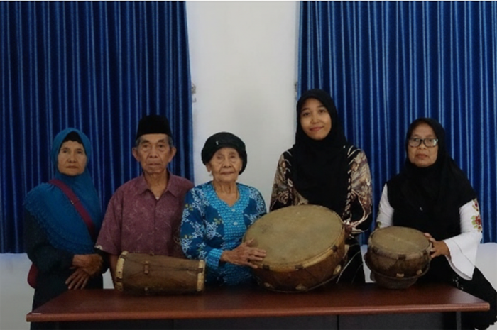 Pelestarian Seni: Peneliti dan pelaku kesenian (dalang dan panjak) dengan alat musik yang digunakan dalam pertunjukan lakon Ajisaka di Universitas Hasyim Asyari Tebuireng Jombang.
