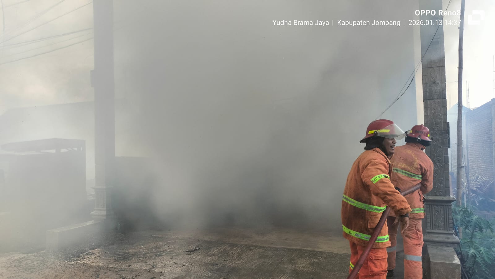 LUDES: Rumah di Dusun Karangasem, Desa Karangdagangan, Kecamatan Bandarkedungmulyo, Jombang terbakar, Selasa (13/1) siang.