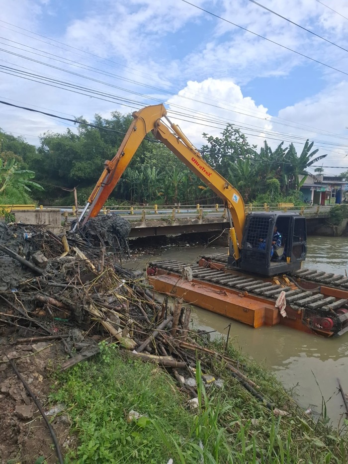 DIBERSIHKAN: Alat berat amfibi membersihkan sumbatan Kali Marmoyo di Kecamatan Kudu, Jombang, (15/1).