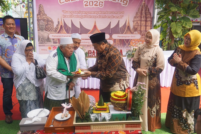 RESMI: Bupati Jombang Warsubi menyerahkan potongan tumpeng kepada Pembina Yayasan Risalah Bait Kata Indonesia KH Imam Muchid saat peresmian Bait Kata School, Jumat (16/1) pagi.