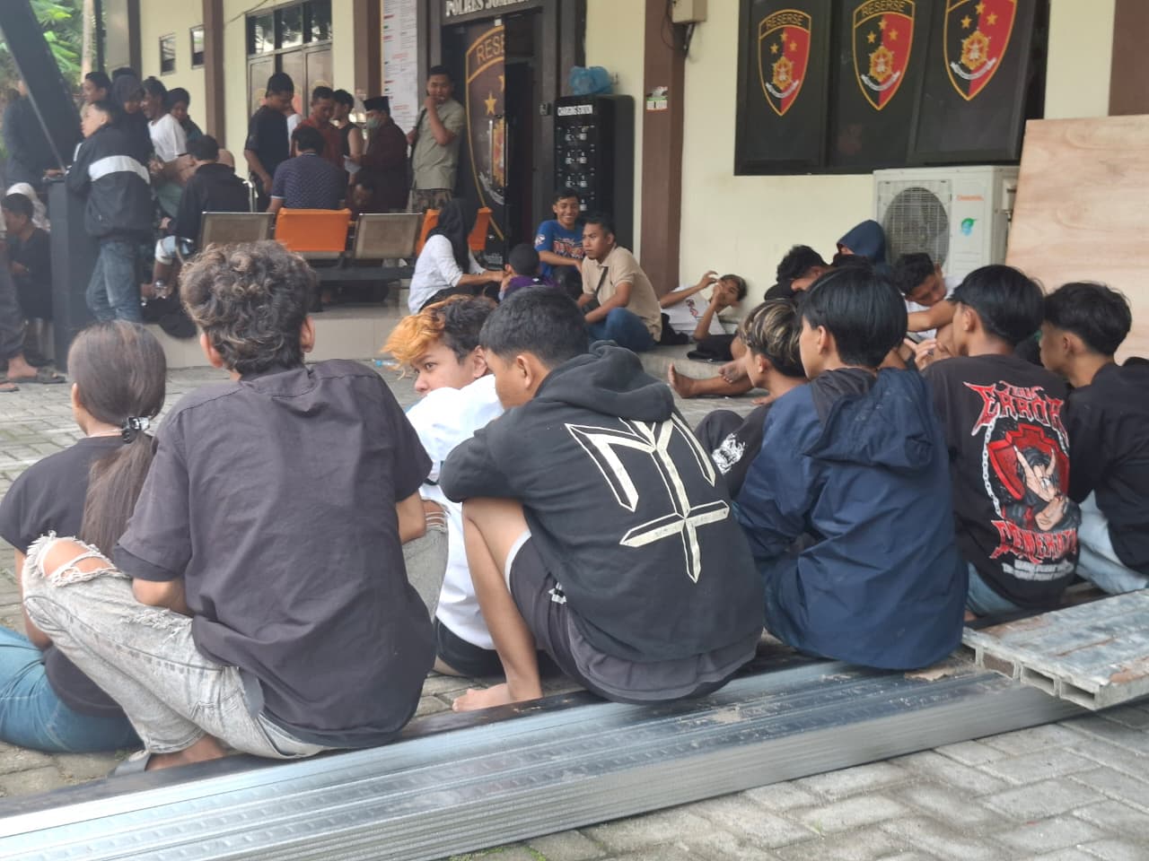 Puluhan remaja  di Jombang yang diduga berasal dari salah satu kelompok perguruan silat ditangkap polisi, Jumat (16/1).