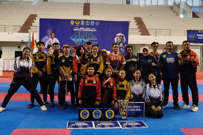 MEMBANGGAKAN: Tim Forki Jombang yang meraih juara AKF Open Soegijat Baba Cup III di GOR Ken Arok Kota Malang, (10-11/1).