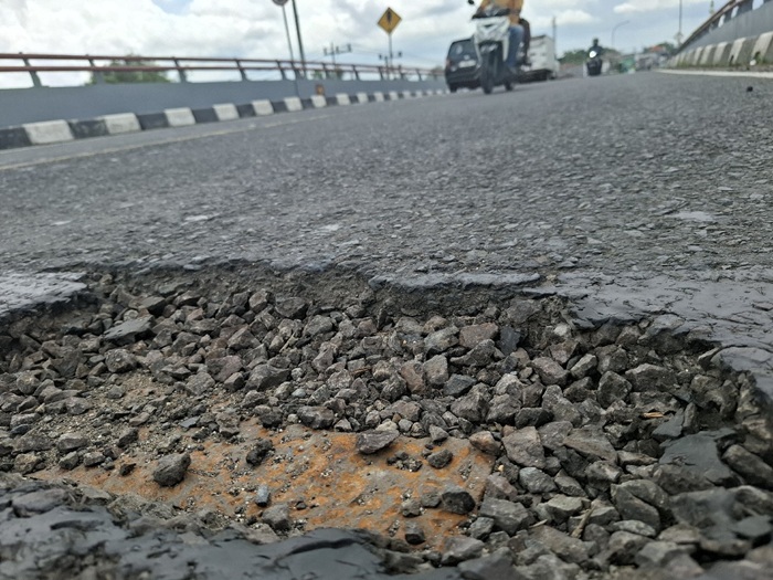 BUTUH PENANGANAN: Kondisi lantai jembatan baru Ploso, Jombang berlubang, (17/1/2026).