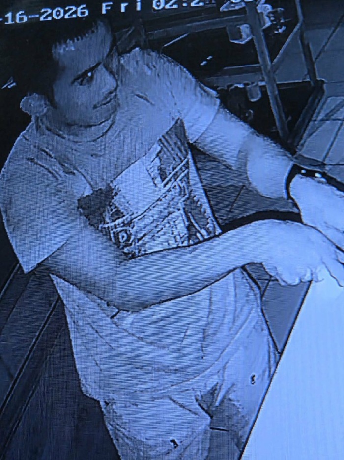 KONANGAN: Pelaku pembobol toko emas milik Jesse Alexander Chandra di Desa Cukir, Kecamatan Diwek, Jombang terekam kemara CCTV, Jumat (16/1) dini hari.