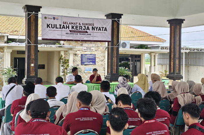 PENGABDIAN: Mahasiswa ITEBIS PGRI Dewantara Jombang siap memulai KKN di Kecamatan Tembelang.
