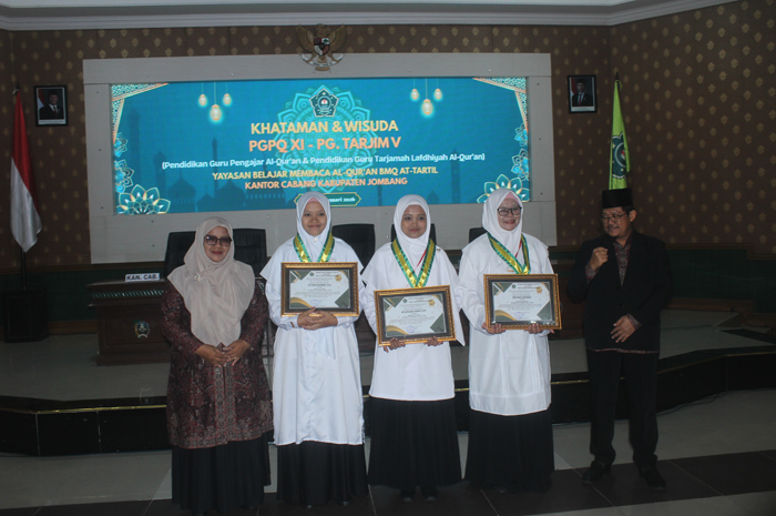 TELADAN: Ketua BMQ Attartil Pusat, H Imam Syafi&rsquo;i MM, tiga wisudawan terbaik, dan Ketua BMQ Attartil Cabang Jombang, Fauziyah SPdI, saat wisuda di ruang Bung Tomo, Minggu (18/1).