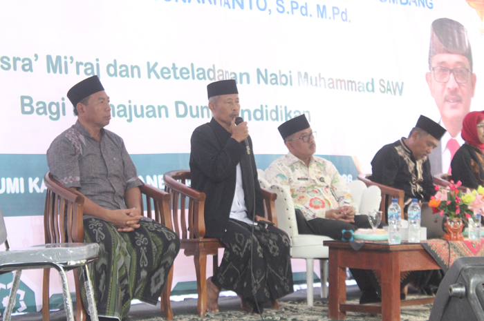 INOVATIF: Kepala SMAN Mojoagung, Jombang, Waras MMPd, memberikan sambutan sekaligus motivasi untuk siswa.