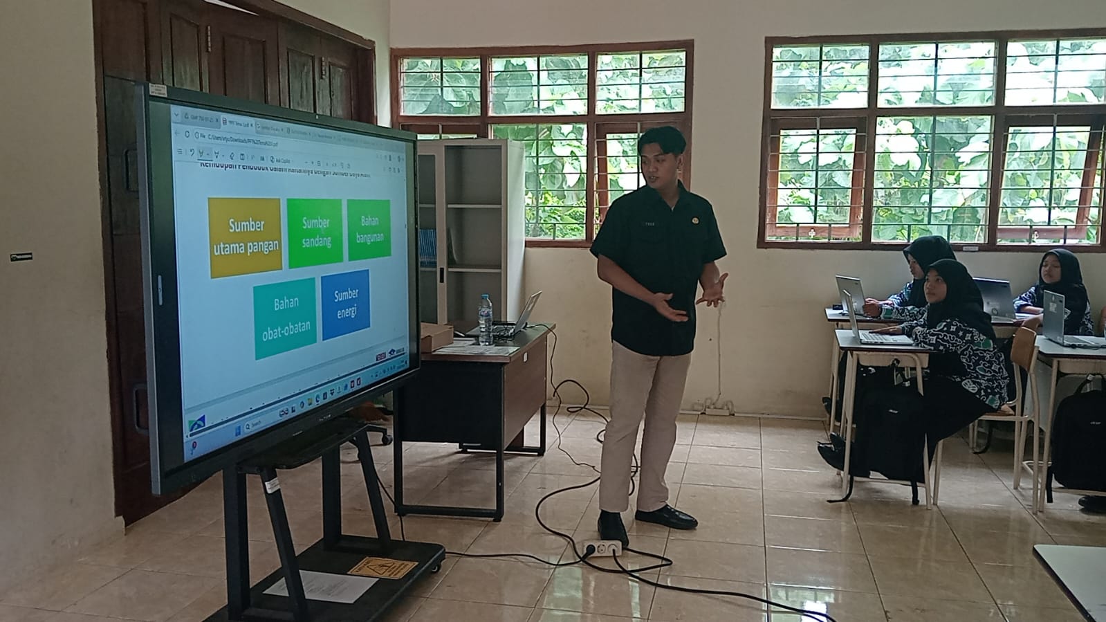 MODERN: Guru Sekolah Rakyat di Desa Mancilan Kecamatan Mojoagung, Jombang mengajar dengan smartboard Jumat, Kamis (15/1).