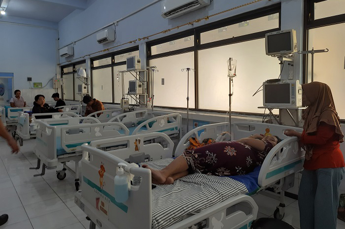 DIRAWAT: Sejumlah pasien anak menjalani perawatan di ruang Srikandi RSUD Jombang, Senin (19/1).