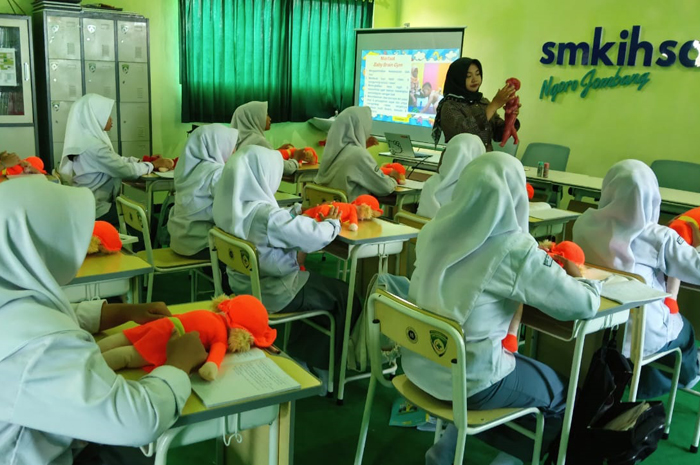 Para siswa menyimak proses pembelajaran praktik akupresure dan baby spa oleh Ketua Konsentrasi Keahlian LPKC, Ayuk Nur Istiqomah SKep Ns.