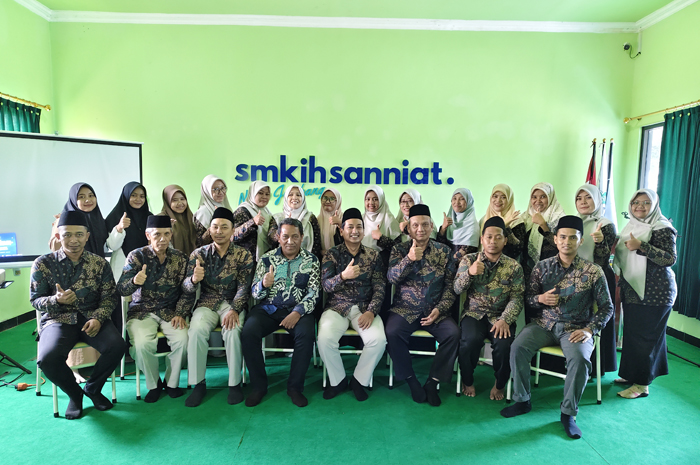 Kepala SMK Ihsanniat Ngoro, Ikhwanul Kirom SPd MPdI, bersama guru dan tenaga kependidikan setelah pelatihan penyusunan perencanaan program pembelajaran teaching factory