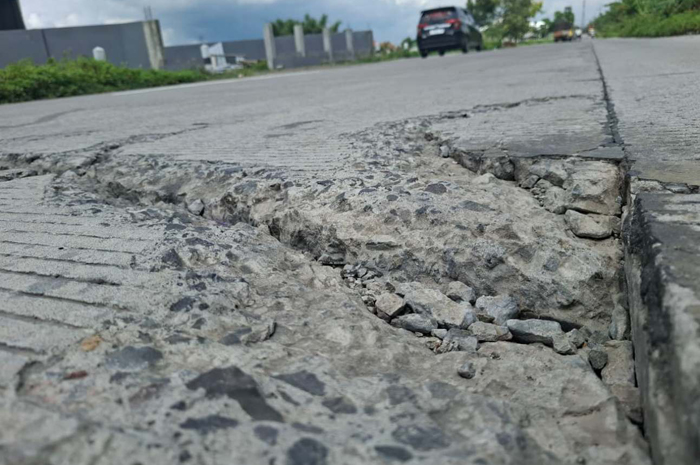 Kondisi jalan cor IJD ruas Kabuh-Tapen Jombang senilai Rp 67 miliar yang sudah rusak