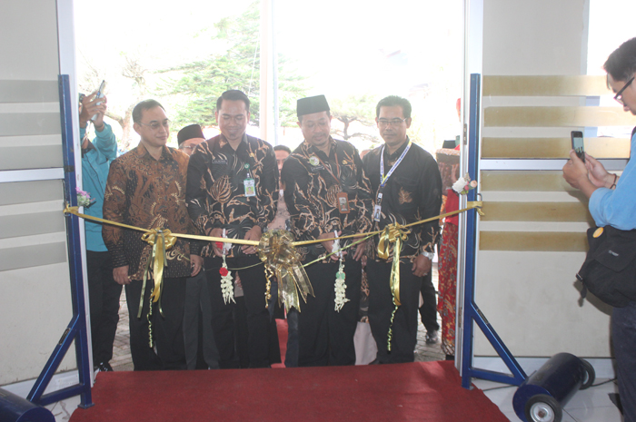 Pemotongan pita sebagai tanda acara Edufair 2026 yang digelar MGBK SMTA Jombang dibuka secara resmi.