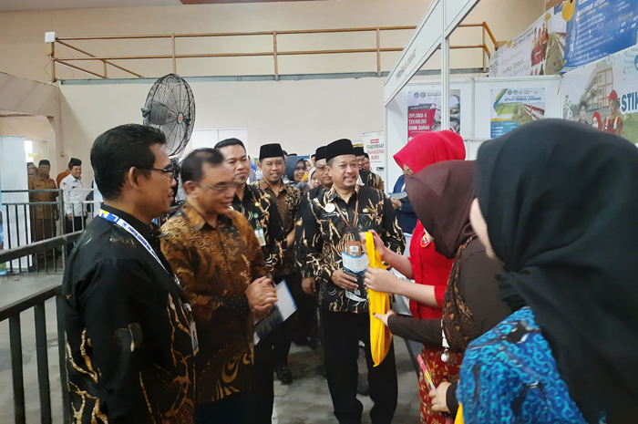 Kasubag TU Cabang Dinas Pendidikan Wilayah Kabupaten Jombang, Ulil Mu&rsquo;amar dan Kasubag TU Kemenag, Arif Hidayatullah,  bersama Rektor Unipdu, Dr dr Zulfikar As&rsquo;ad, mengunjungi stan dari sejumlah kampu