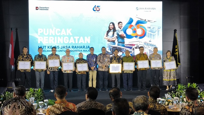 APRESIASI: Direktur RSUD Jombang, dr Pudji Umbaran MKP, usai menerima penghargaan Quantum Claim Speed Award dari Jasa Raharja di Kantor Pusat Jasa Raharja, Jakarta, Selasa (20/1).
