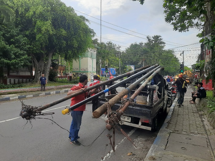 DITERTIBKAN: Pemkab Jombang membongkar tiang internet di Jl Cak Durasim.