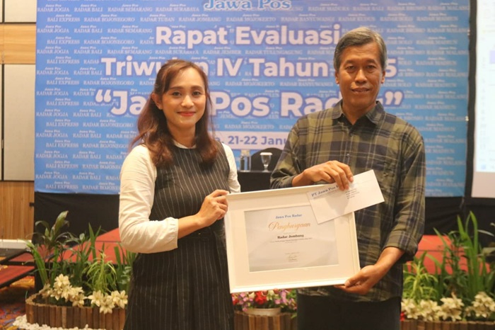 MEMBANGGAKAN: Direktur Jawa Pos Radar Jombang M. Nur Kholis menerima piagam penghargaan sebagai media dengan kinerja terbaik tahun 2025.