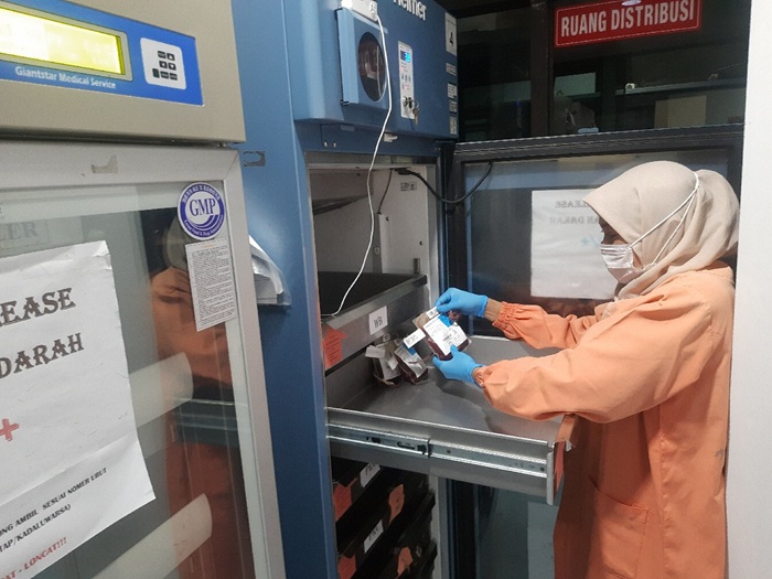 MENIPIS: Petugas PMI Jombang menunjukkan lemari pendingin darah O yang stoknya tinggal sedikit.