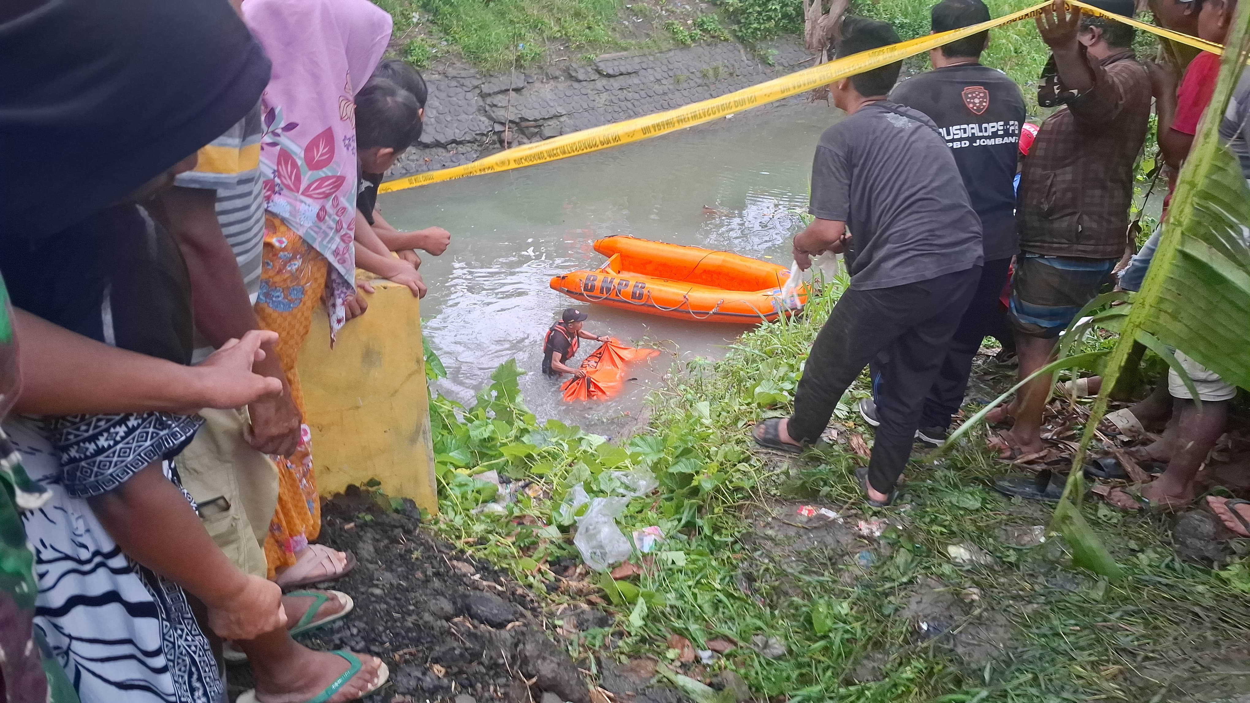Seorang anak warga Desa Bawangan, Kecamatan Ploso, Jombang tenggelam di sungai desa setempat, (23/1/2026).