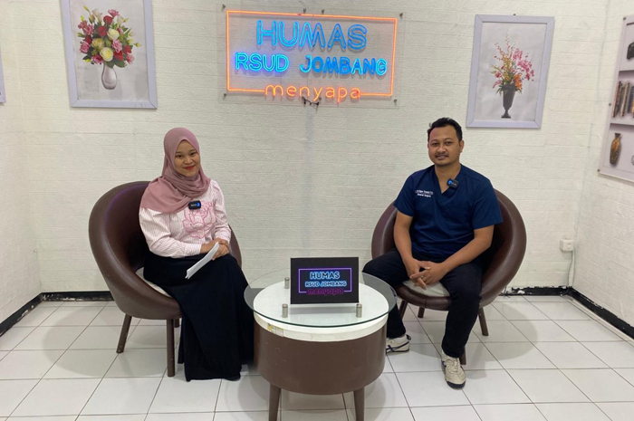 INOVATIF: Dokter spesialis bedah RSUD Jombang, dr Ida Bagus Trisnanda SpB Mked Klin, di program Humas RSUD Jombang Menyapa, Rabu (21/1) pagi.