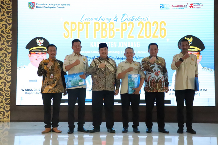 SUKSES: Bupati Jombang Warsubi bersama Sekdakab Agus Purnomo dan Kepala Bapenda Sholahuddin Hadi Sucipto menyerahkan SPPT PBB-P2 kepada perwakilan kades.