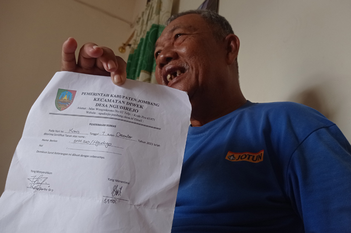 Warga Desa Ngudirejo, Diwek Jombang menunjukkan berkas penyerahan sertifikat pembebasan lahan proyek irigasi Pariterong.
