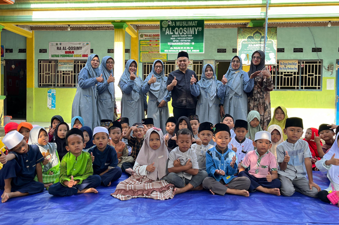 TELADAN: Wakil Ketua DPRD Jombang, HM Syarif Hidayatullah ST MMT (Gus Sentot), saat menghadiri peringatan Isra Mikraj di RA Muslimat Alqosimy Desa Watugaluh, Diwek, Jumat (16/1).