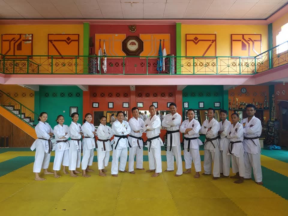 DISIPLIN: Majelis Sabuk Hitam Inkanas Jombang saat latihan di Dojo Mahameru.