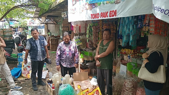 PANTAU: Kepala Disperindag Jombang, Suwignyo, memantau stok pangan di Pasar Pon Jombang, Sabtu (24/1).