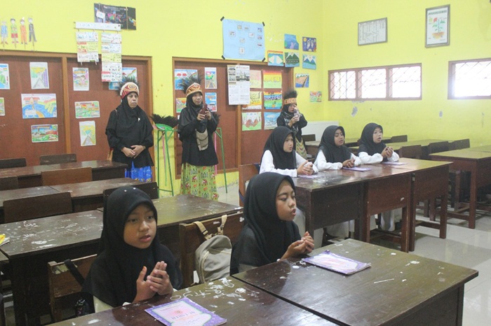 ANTUSIAS: Guru dan pengawas PAI Manokwari Papua Barat meninjau kegiatan pembelajaran Alquran di SDN Genukwatu 1 Kecamatan Ngoro, Jombang, (23/1).