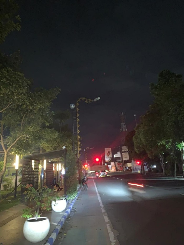 GELAP: Sebagian lampu penerangan jalan umum (PJU) di ruas Jalan KH Wahid Hasyim pusat Jombang kota padam, Jumat (23/1).