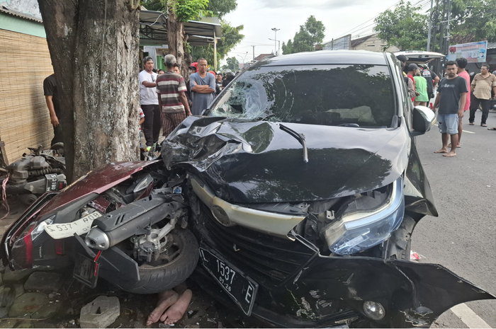 Kecelakaan beruntun terjadi di di Jalan KH Hasyim Asy&rsquo;ari, Dusun Parimono, Desa Plandi, Kecamatan Jombang, Minggu (25/1) sore.
