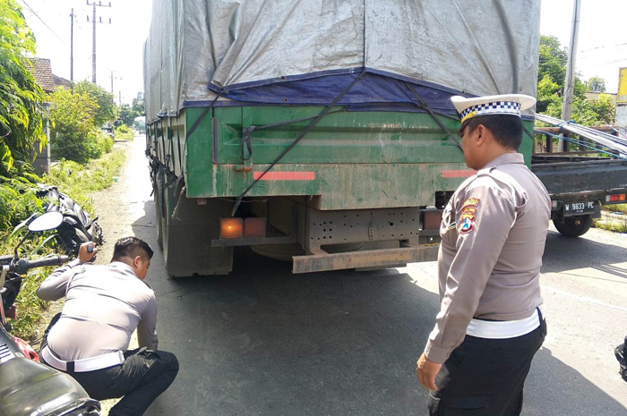 KECELAKAAN beruntun maut juga terjadi di Jalan Raya Desa Tanggalrejo, Kecamatan Mojoagung, Jombang Sabtu siang (24/1).