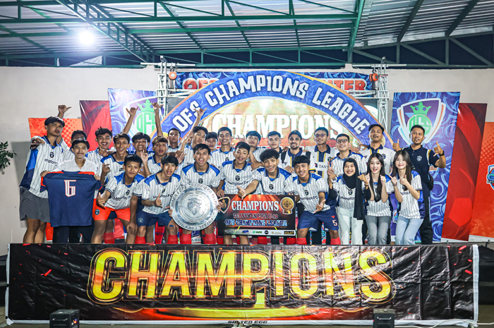 KOMPETITIF: Jajaran official dan pemain Hamptons FC Surabaya merayakan predikat juara di turnamen OFS Champions League 2025, Minggu (11/1) malam.