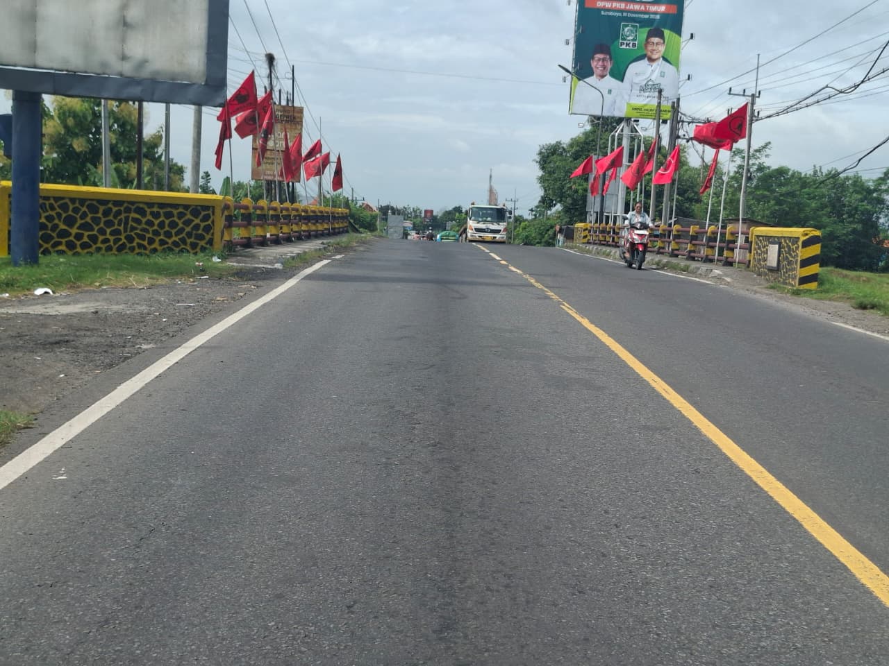 PICU KEMACETAN: Kendaraan melintas di jembatan jalan nasional Desa Kayen, Kecamatan Bandarkedungmulyo,  Jombang, Sabtu (24/1).
