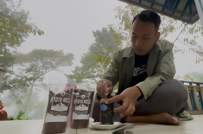 TETAP EKSIS : Dian Nur Wahid warga Dusun Banyon, Carangwulung, Wonosalam, Jombang saat mengolah kopinya, (21/1).