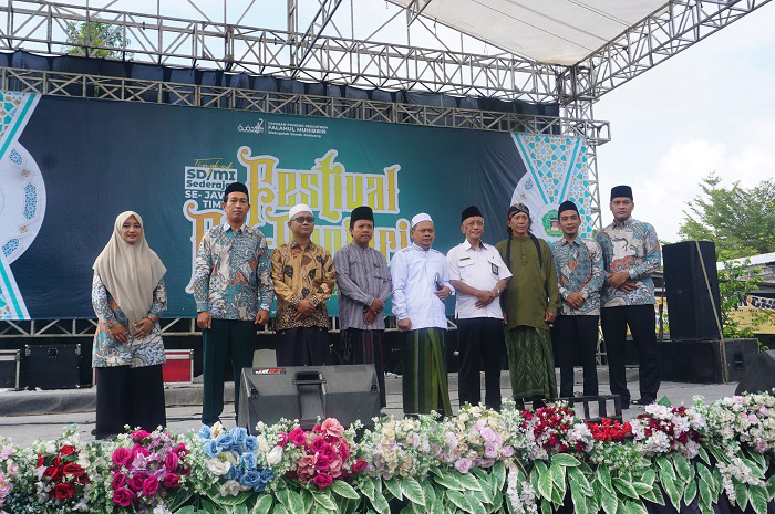 PEMBUKAAN: Kepala SMP Islam Mbah Bolong, Jombang, Edy Wahyudin (dua dari kanan) mendampingi Pengasuh PP Falahul Muhibbin, KH Nur Hadi (Mbah Bolong) beserta para juri, Rabu (28/1) pagi.