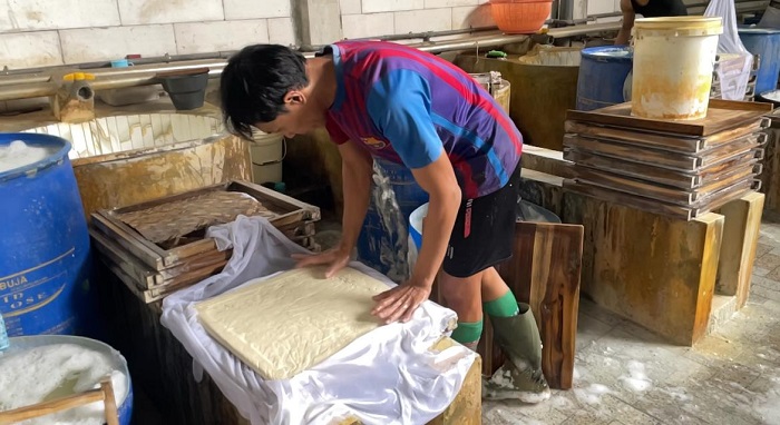 Kenaikan harga kedelai di Jawa Timur mulai berdampak pada perajin tahu di Kabupaten Jombang.