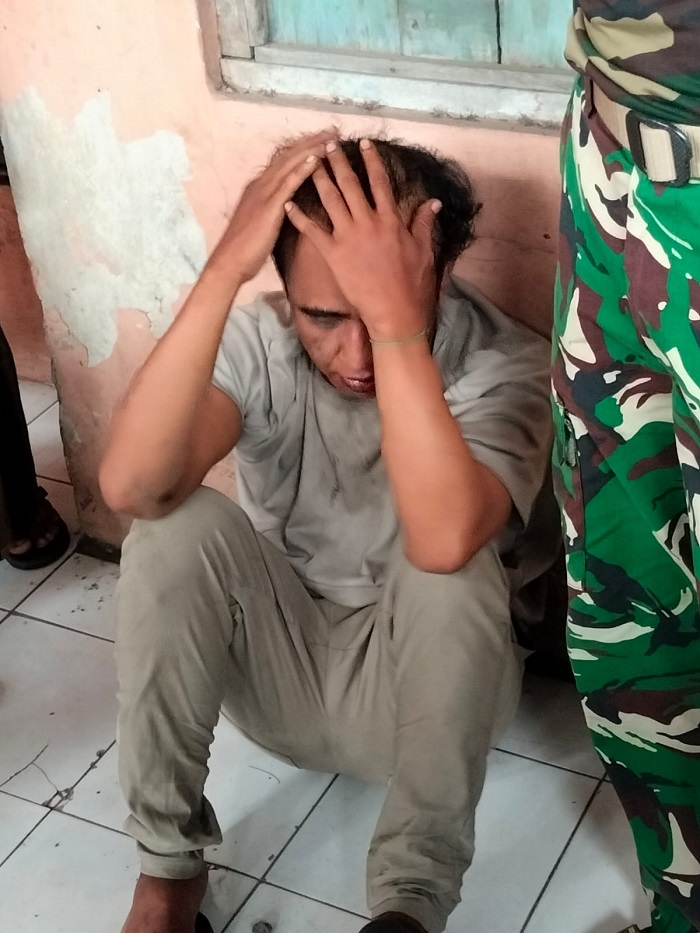 Adi, 44, asal Surabaya babak belur setelah dihajar warga di Desa Jatipelem, Kecamatan Diwek, Jombang, Senin (26/1).