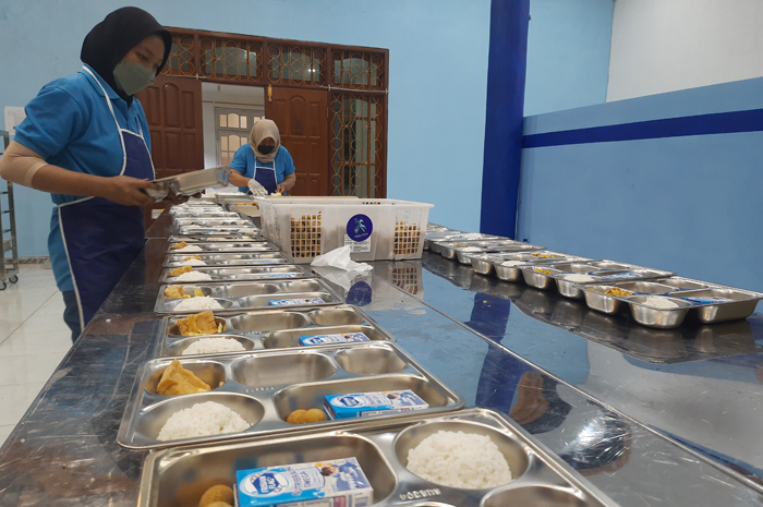 RAJIN: Karyawan SPPG Kepatihan, Jombang menyiapkan menu MBG, (3/9).